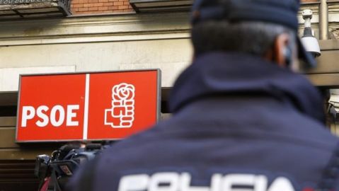 Agentes de la polic&iacute;a custodian la sede del PSOE en la calle Ferraz