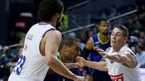 Llull y Carroll, defendiendo a Jackson durante el Estudiantes-Real Madrid