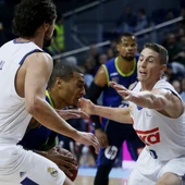 Llull y Carroll, defendiendo a Jackson durante el Estudiantes-Real Madrid Llull y Carroll, defendiendo a Jackson durante el Estudiantes-Real Madrid