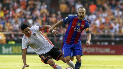 Enzo P&eacute;rez trata de robar el bal&oacute;n a Iniesta