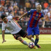 Enzo Pérez trata de robar el balón a Iniesta