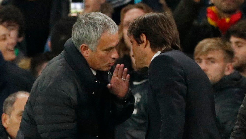 José Mourinho habla con Conte al finalizar el Chelsea-United