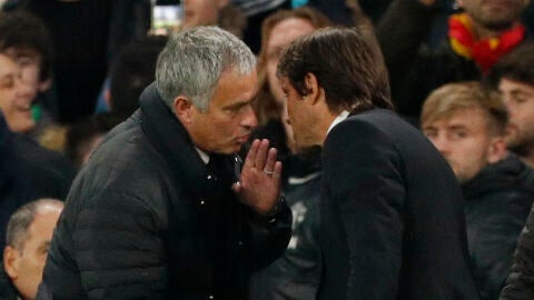 Jos&eacute; Mourinho habla con Conte al finalizar el Chelsea-United