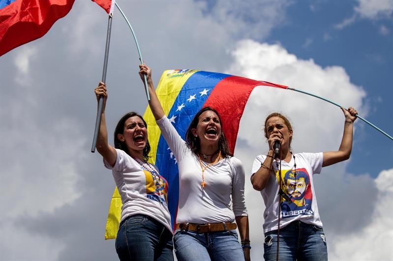 Mujeres venezolanas opositoras piden al Parlamento iniciar proceso para destituir a Maduro Mujeres venezolanas opositoras piden al Parlamento iniciar proceso para destituir a Maduro