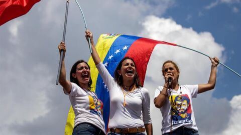 Mujeres opositoras protestan contra Maduro en Caracas