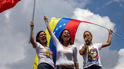 Mujeres opositoras protestan contra Maduro en Caracas Mujeres opositoras protestan contra Maduro en Caracas