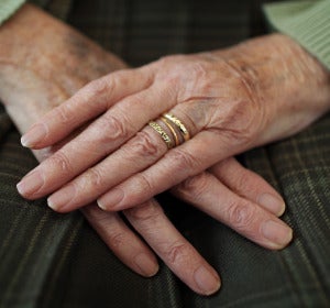 Las manos de una anciana Las manos de una anciana