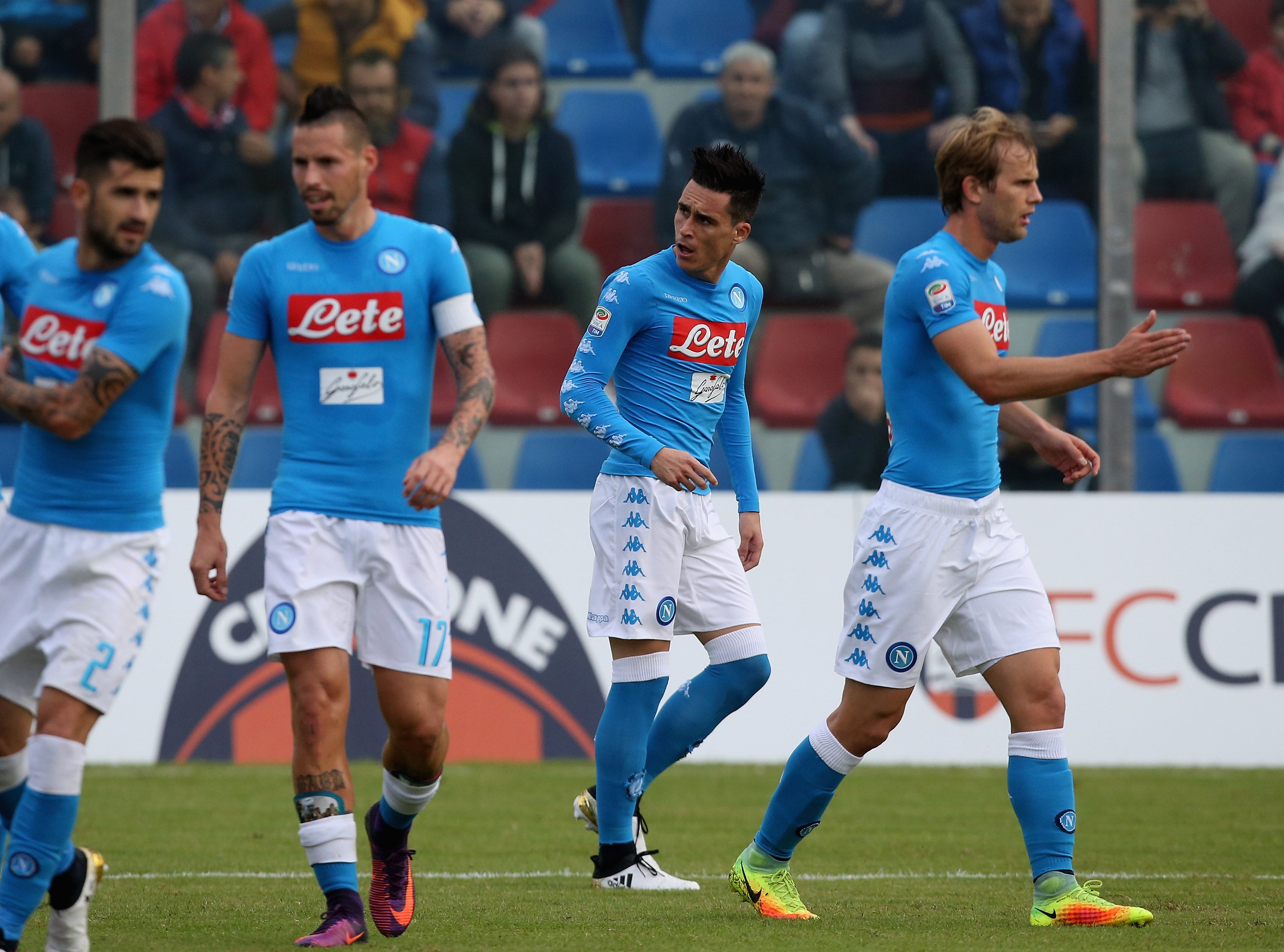 El Nápoles vuelve a ganar al Crotone y el Inter toca fondo contra el Atalanta El Nápoles vuelve a ganar al Crotone y el Inter toca fondo contra el Atalanta