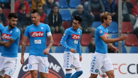 Los jugadores del N&aacute;poles, celebrando el gol de Callej&oacute;n ante el Crotone