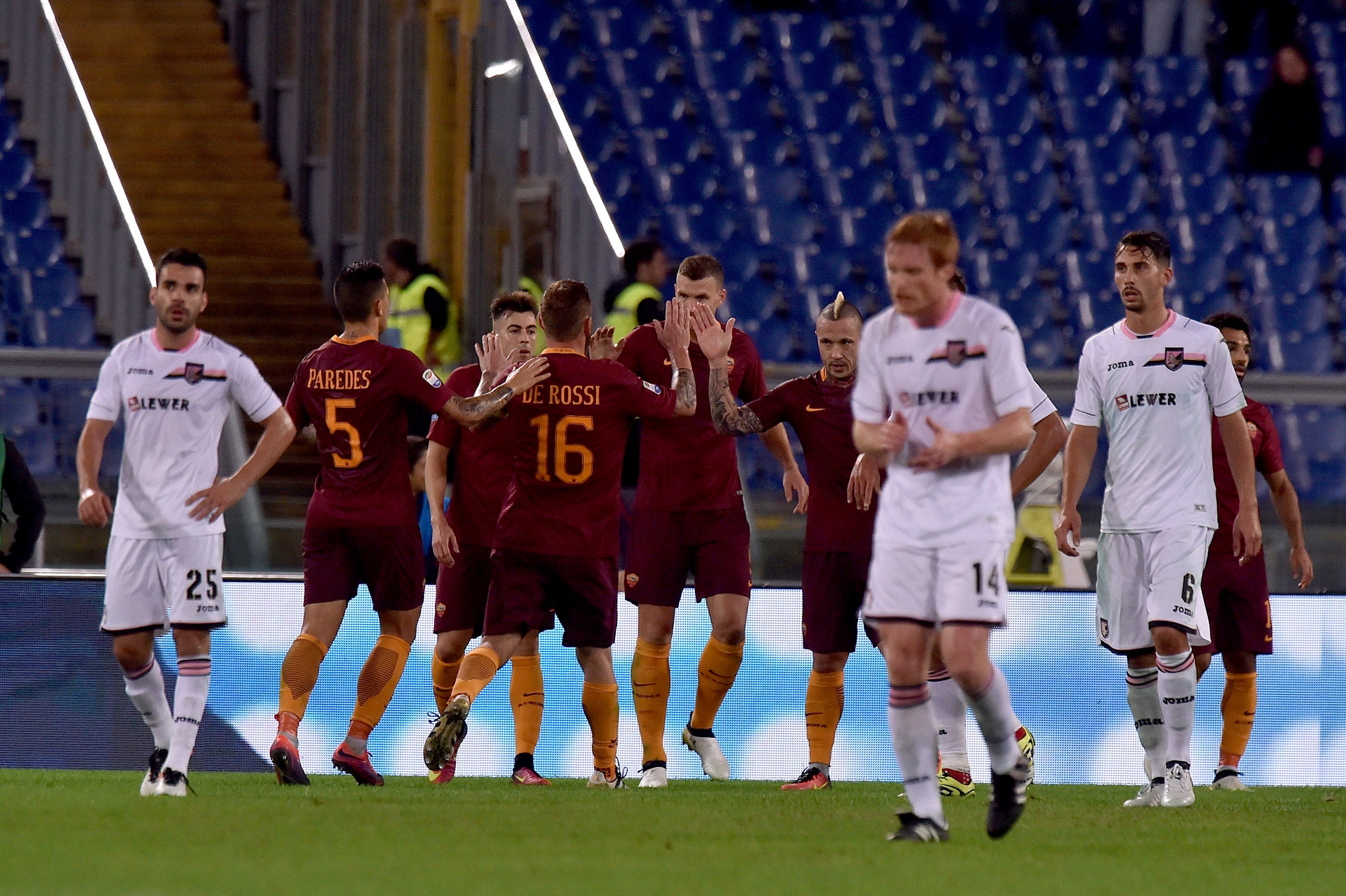 La Roma golea al Palermo y se pone a dos puntos de la Juventus La Roma golea al Palermo y se pone a dos puntos de la Juventus
