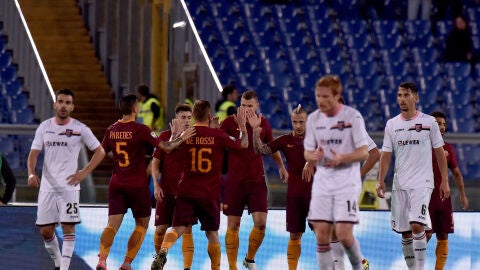 Los jugadores de la Roma, celebrando el gol de Dzeko ante el Palermo