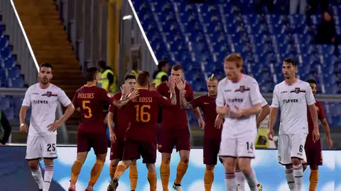 Los jugadores de la Roma, celebrando el gol de Dzeko ante el Palermo Los jugadores de la Roma, celebrando el gol de Dzeko ante el Palermo