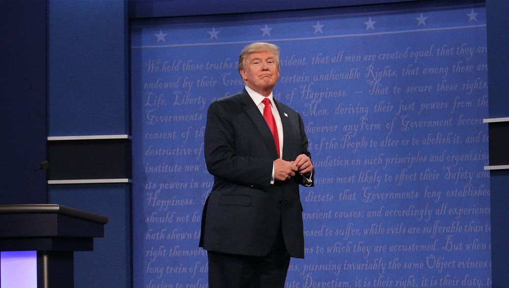 Trump insiste en que él lidera sondeos y dice que Clinton no es nada sin la prensa Trump insiste en que él lidera sondeos y dice que Clinton no es nada sin la prensa