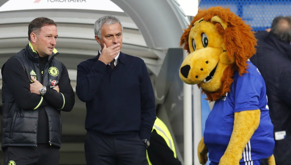 Mourinho, pensativo ante el león del Chelsea