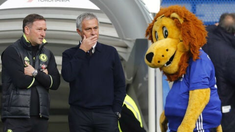 Mourinho, pensativo ante el le&oacute;n del Chelsea