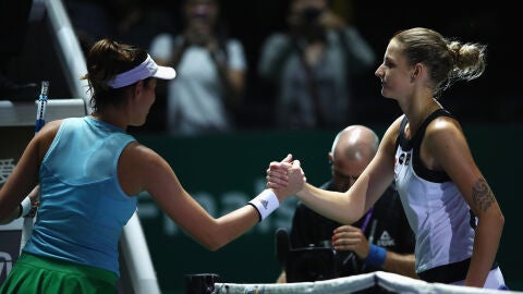 Muguruza estrecha la mano de Pliskova tras su derrota
