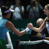 Muguruza estrecha la mano de Pliskova tras su derrota Muguruza estrecha la mano de Pliskova tras su derrota