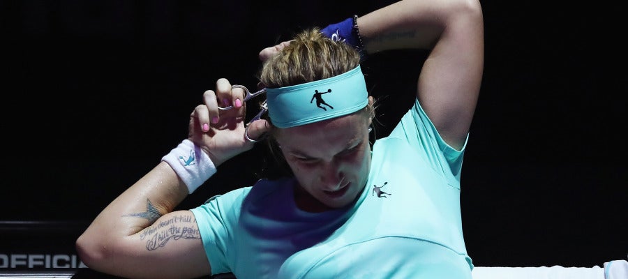 Kuznetsova se corta el pelo durante un partido de tenis Kuznetsova se corta el pelo durante un partido de tenis