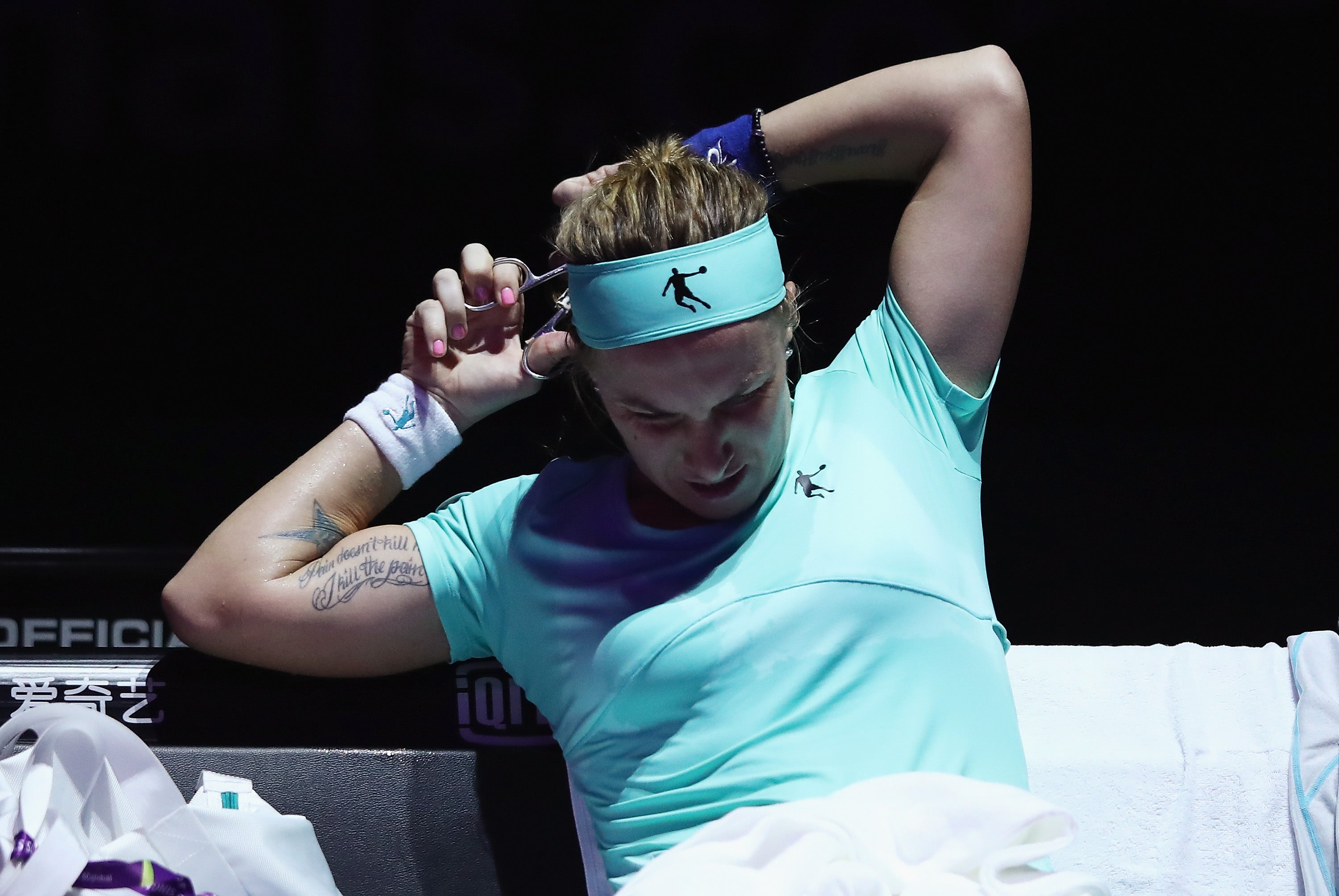 La tenista rusa Kuznetsova se corta el pelo en pleno partido La tenista rusa Kuznetsova se corta el pelo en pleno partido