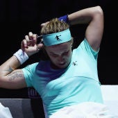 Kuznetsova se corta el pelo durante un partido de tenis