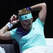 Kuznetsova se corta el pelo durante un partido de tenis Kuznetsova se corta el pelo durante un partido de tenis