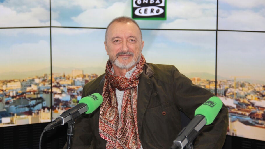 Arturo P&eacute;rez- Reverte en los estudios de Onda Cero