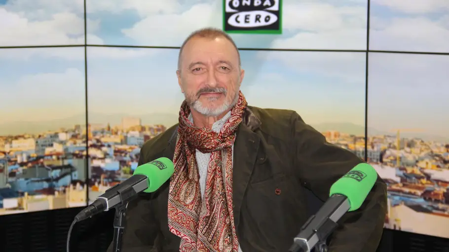 Arturo Pérez- Reverte en los estudios de Onda Cero Arturo Pérez- Reverte en los estudios de Onda Cero