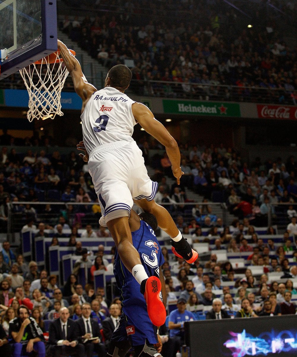 El madridista Randolph emula a Vince Carter con ¿el mate del año? El madridista Randolph emula a Vince Carter con ¿el mate del año?