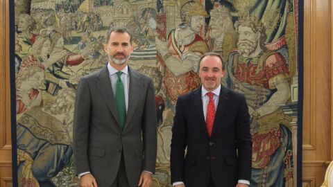 El representante de Uni&oacute;n del Pueblo Navarro, Javier Esparza, es recibido por Felipe VI
