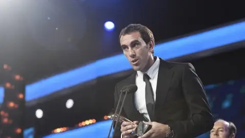 Diego Godín recoge el premio como mejor defensa de la Liga 2015-16 Diego Godín recoge el premio como mejor defensa de la Liga 2015-16