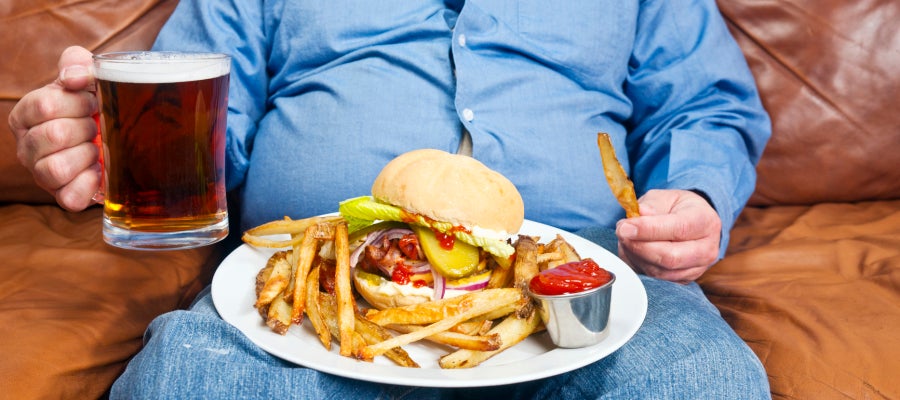 Comedor compulsivo frente a una hamburguesa Comedor compulsivo frente a una hamburguesa