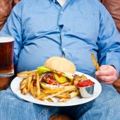 Comedor compulsivo frente a una hamburguesa