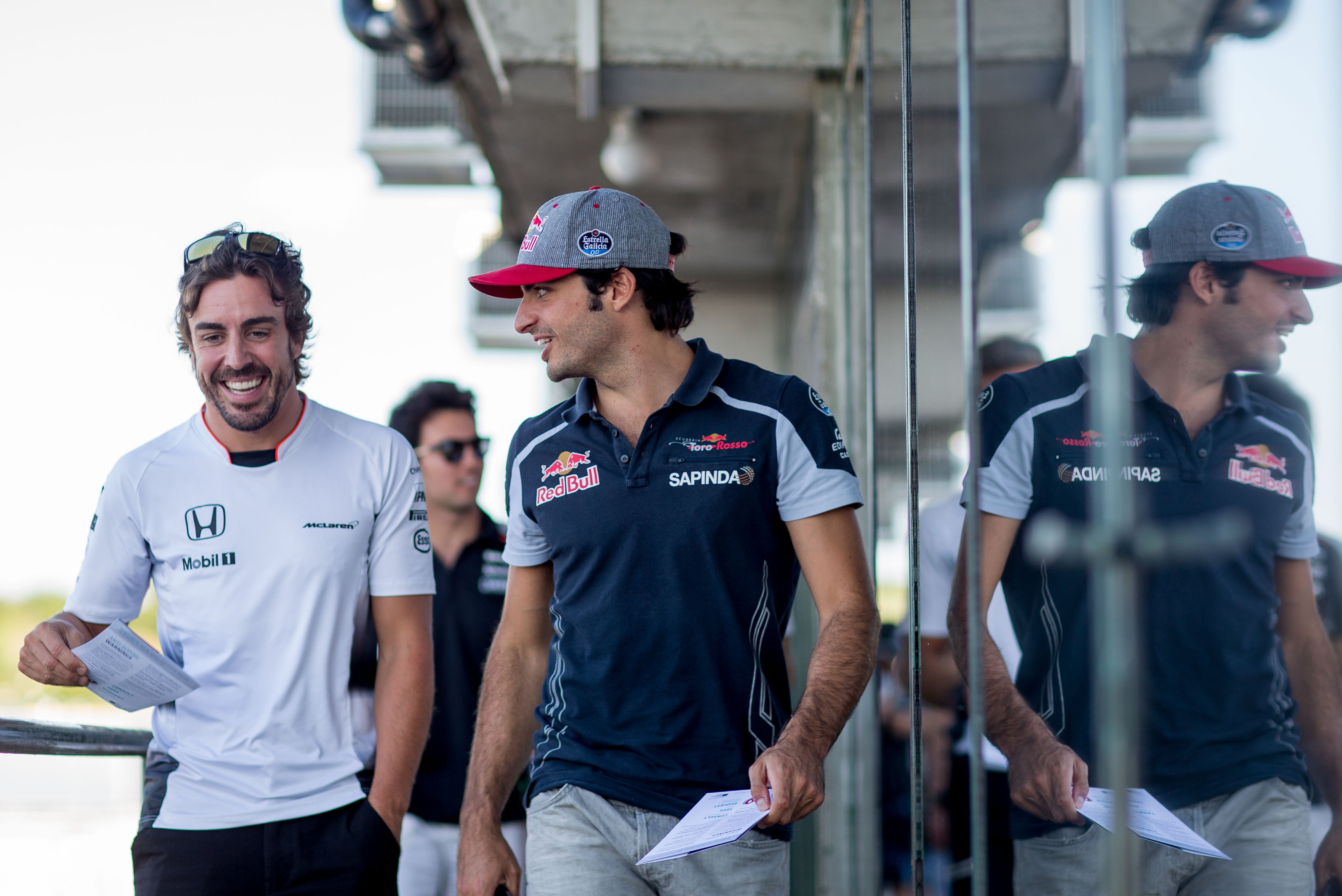 Así es el puzzle que llevaría a Carlos Sainz a Renault y que permitiría a Alonso tener en McLaren un motor de Renault Así es el puzzle que llevaría a Carlos Sainz a Renault y que permitiría a Alonso tener en McLaren un motor de Renault