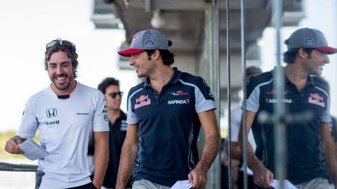 Fernando Alonso y Carlos Sainz, sonrientes en el paddock