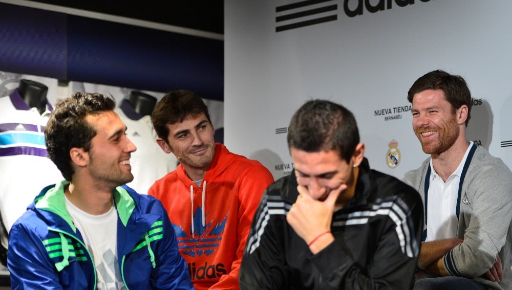 Casillas, Arbeloa y Xabi Alonso durante un acto con el Real Madrid