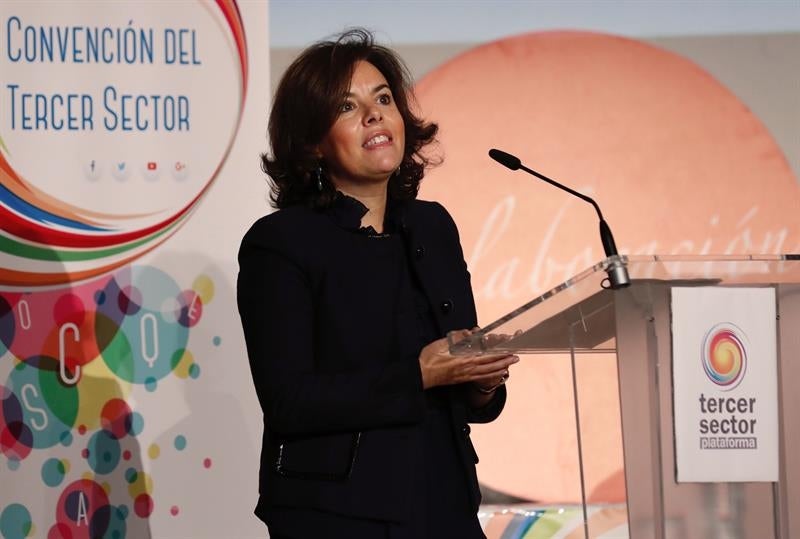 Santamaría advierte a Podemos de que no puede estar "dentro y fuera" del Congreso Santamaría advierte a Podemos de que no puede estar "dentro y fuera" del Congreso