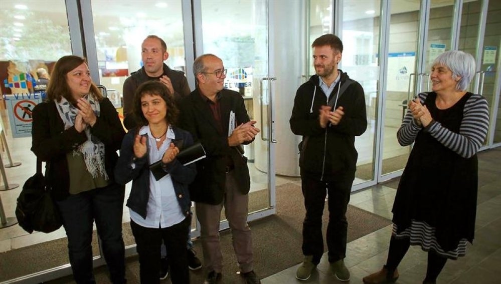Los concejales del Ayuntamiento de Badalona tras declarar por la apertura del consistorio durante la fiesta del 12 de octubre