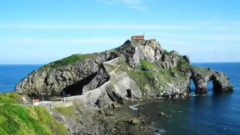 El puente que une San Juan de Gaztelugatxe con Bermeo El puente que une San Juan de Gaztelugatxe con Bermeo es escenario de 'Juego de Tronos'