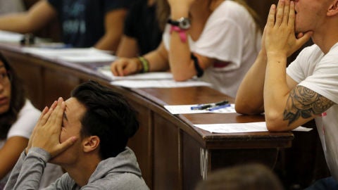 Estudiantes en un examen
