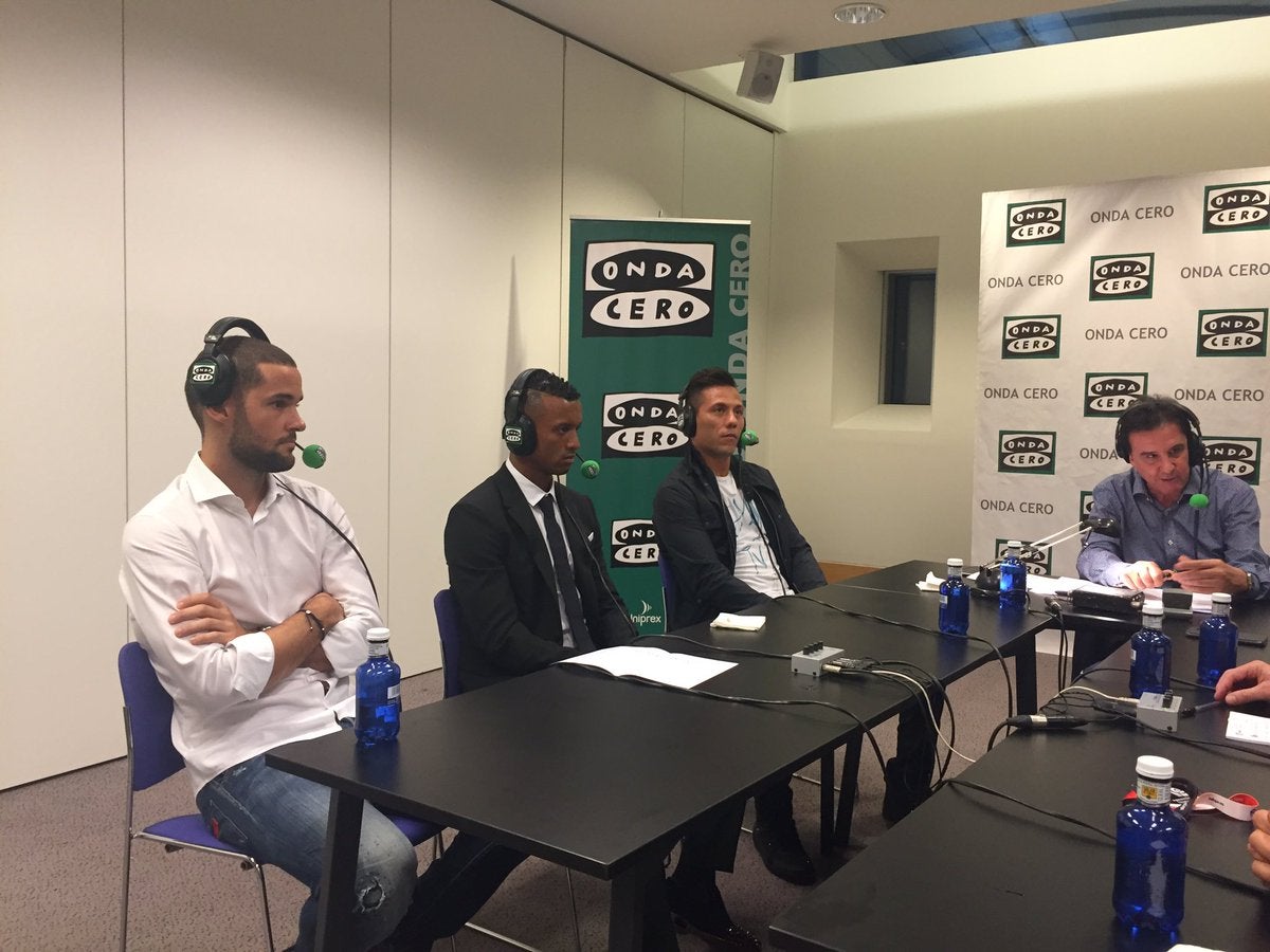 Diego Alves, Nani y Mario Suárez: "Estamos orgullosos del partido ante el Barça, pero seguimos cabreados por la derrota" Diego Alves, Nani y Mario Suárez: "Estamos orgullosos del partido ante el Barça, pero seguimos cabreados por la derrota"