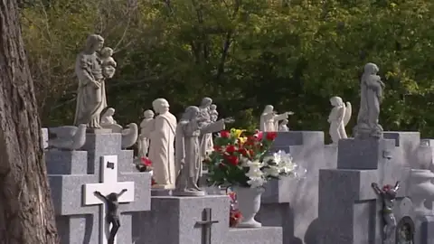 Frame 46.101326 de: El Iglesia prohíbe esparcir o guardar las cenizas de los difuntos Frame 46.101326 de: El Iglesia prohíbe esparcir o guardar las cenizas de los difuntos