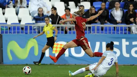 La jugadora de la Selección española Barbara Latorre (i) se marcha de la defensora de Inglaterra Demi Stokes La jugadora de la Selección española Barbara Latorre (i) se marcha de la defensora de Inglaterra Demi Stokes.