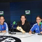 La presidenta del CD Tacón, Ana Rosell con sus jugadoras Lorena Navarro y Lucía Rodríguez.