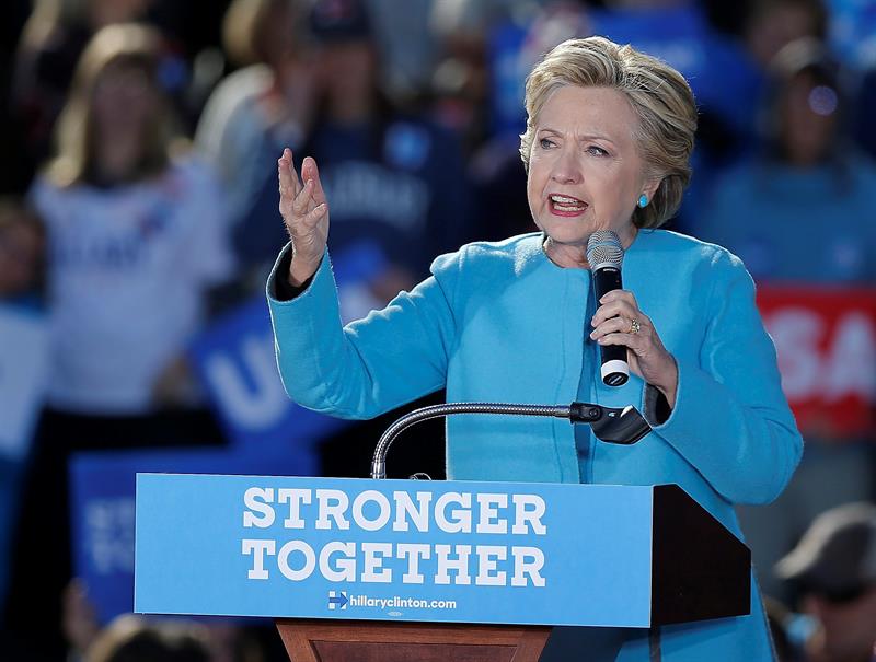 El equipo de Clinton arremete contra el director del FBI El equipo de Clinton arremete contra el director del FBI