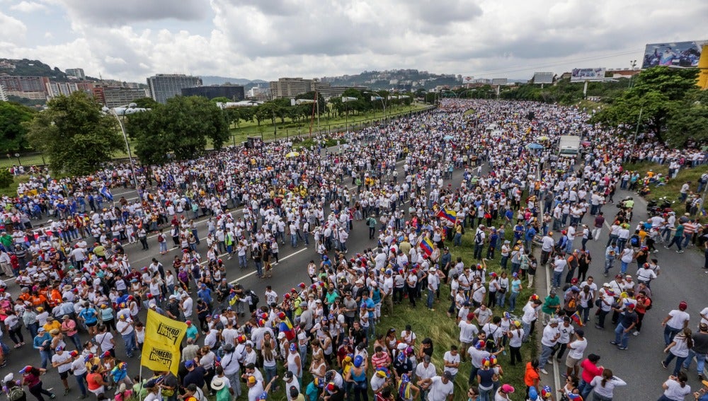 Miles de personas se manifiestan en Venezuela