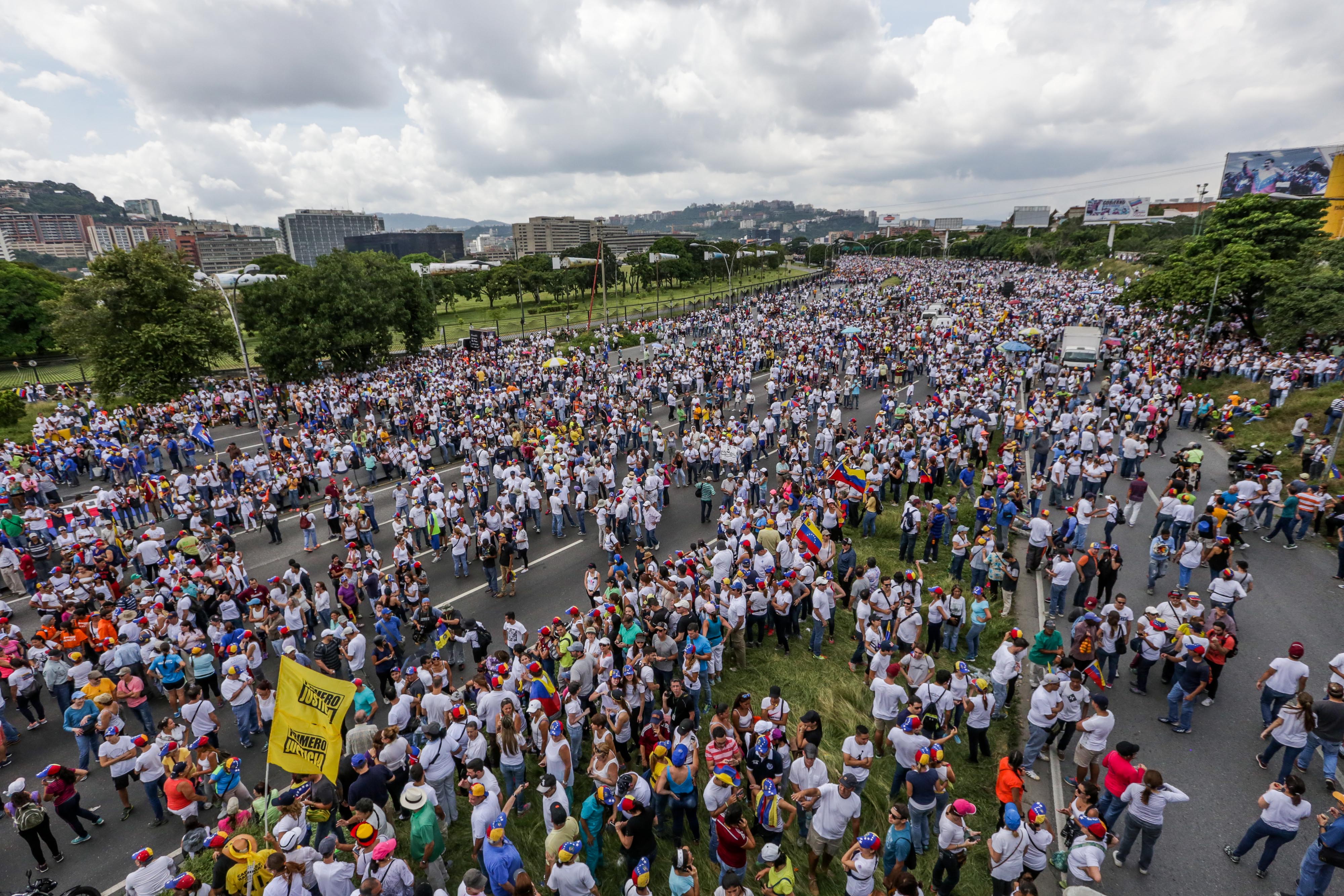 La oposición venezolana mantiene las protestas pese al diálogo inminente con el Gobierno La oposición venezolana mantiene las protestas pese al diálogo inminente con el Gobierno