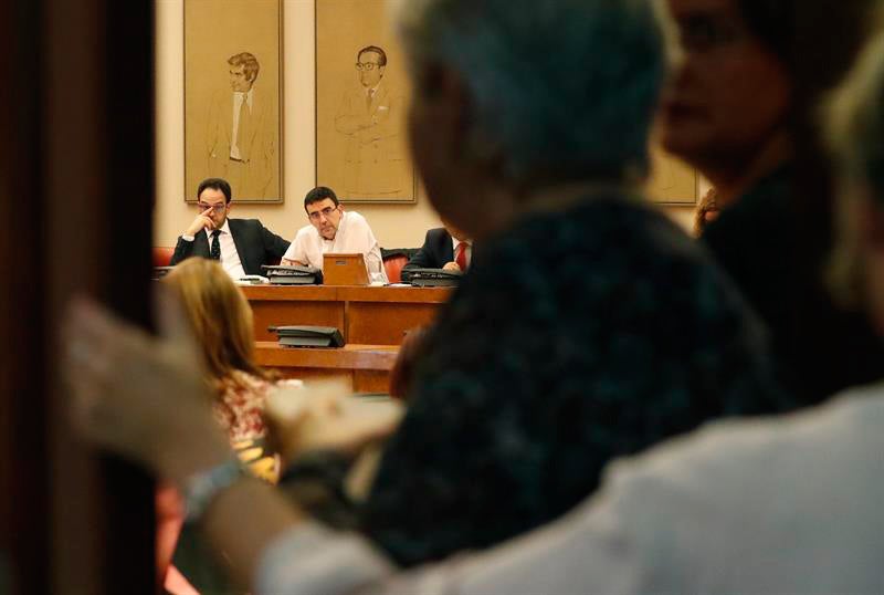 Los diputados críticos del PSOE, dispuestos a abstenerse a cambio de que no sea en bloque Los diputados críticos del PSOE, dispuestos a abstenerse a cambio de que no sea en bloque