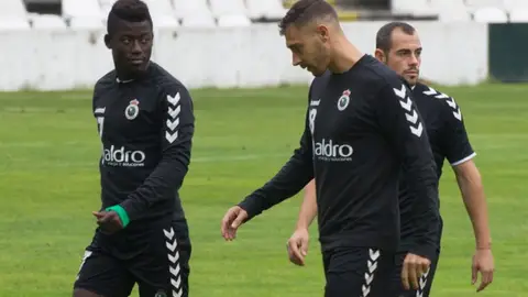 Entrenamiento Real Racing Club de Santander Cuatro lesionados en el entrenamiento de hoy en los Campos de Sport. Justo antes de un partido clave ante la Cultural Leonesa.