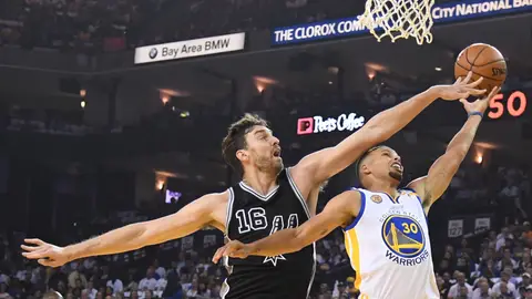 Pau Gasol tapona a Stephen Curry Pau Gasol tapona a Stephen Curry
