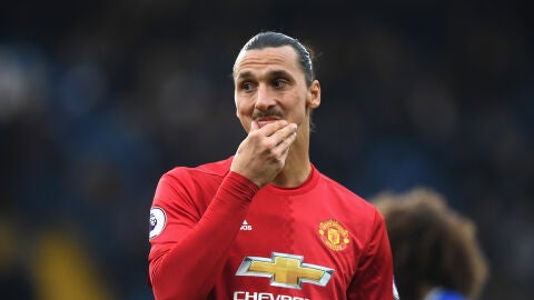 Zlatan Ibrahimovic, pensativo en un partido con el United